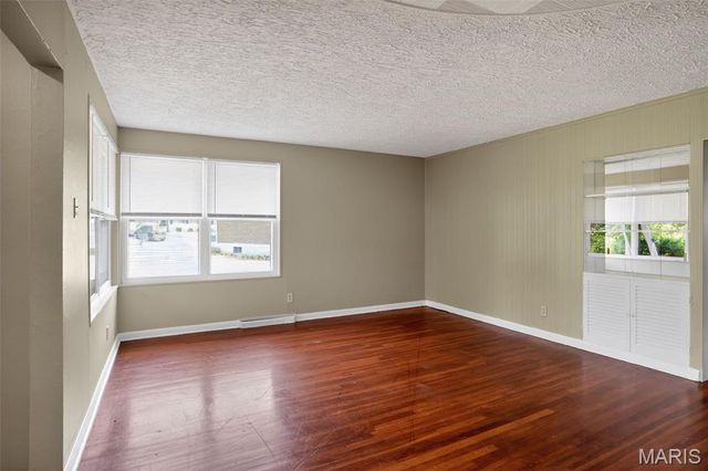9946 Lanier Drive, St Louis, MO 63136