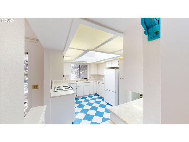 801 BROOKHAVEN Dr, Brookings, OR 97415