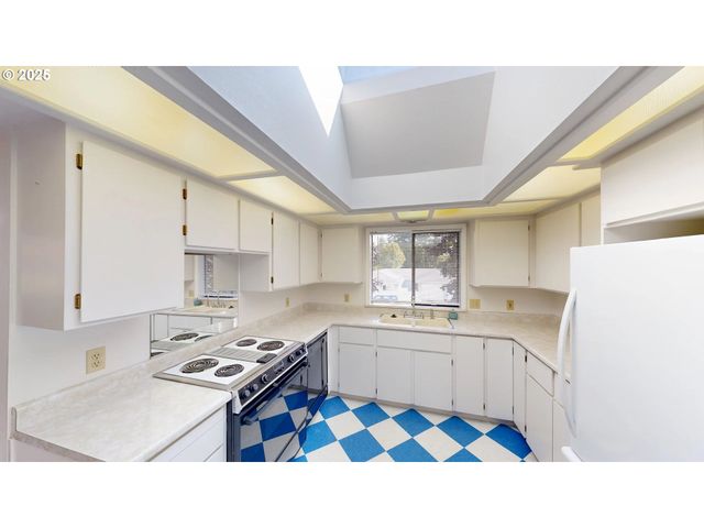 801 BROOKHAVEN Dr, Brookings, OR 97415