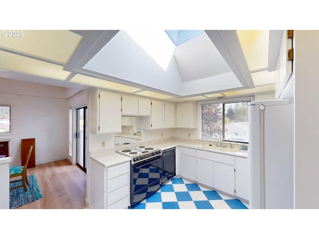 801 BROOKHAVEN Dr, Brookings, OR 97415