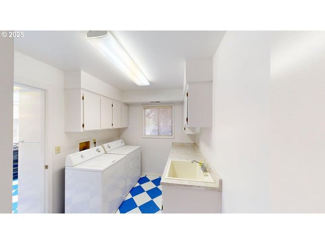 801 BROOKHAVEN Dr, Brookings, OR 97415