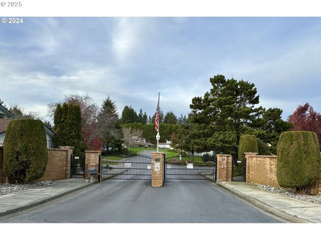 801 BROOKHAVEN Dr, Brookings, OR 97415