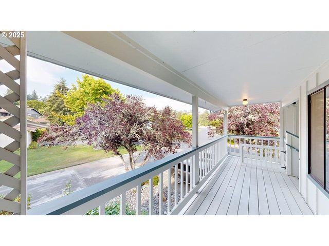 801 BROOKHAVEN Dr, Brookings, OR 97415