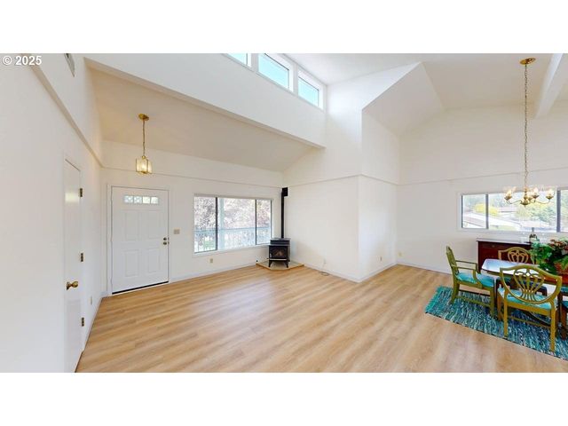 801 BROOKHAVEN Dr, Brookings, OR 97415