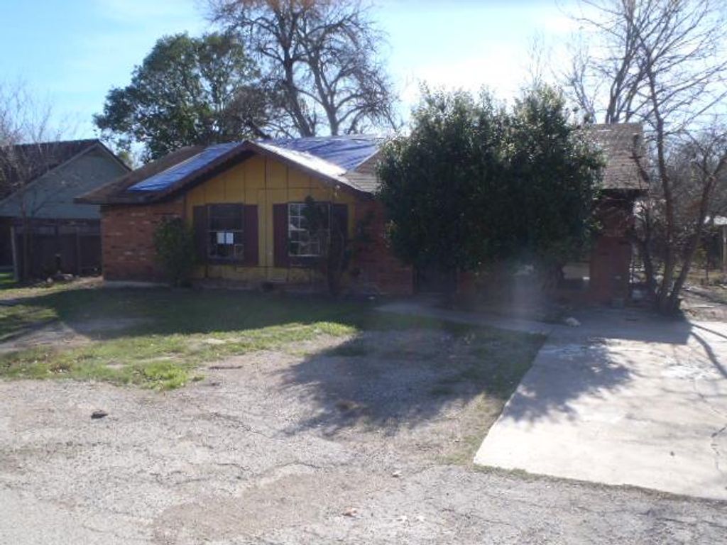 652 Fir LN, Lockhart, TX 78644