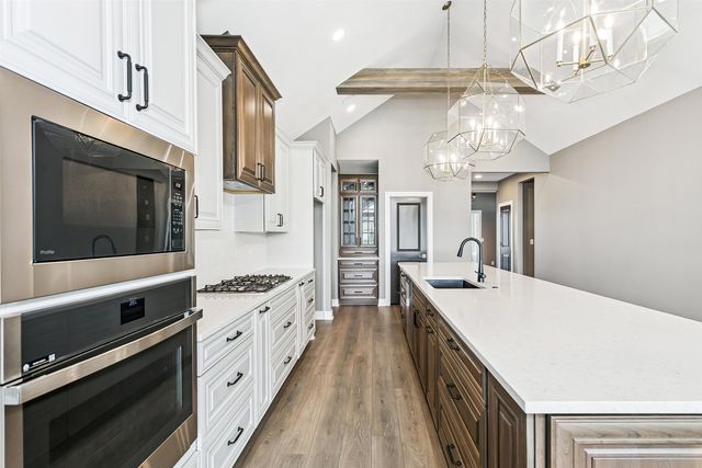 201 S Heritage Way, Andover, KS 67002