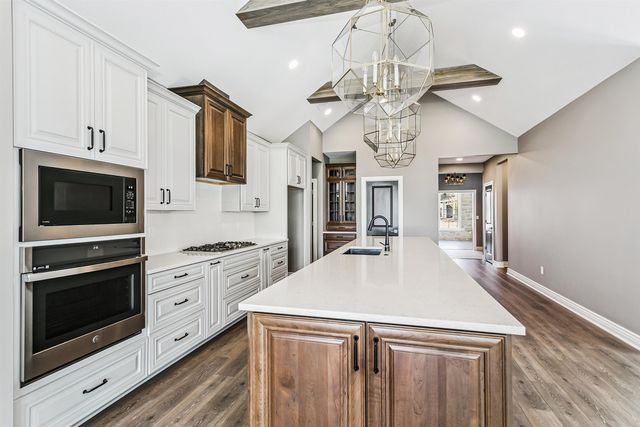 201 S Heritage Way, Andover, KS 67002