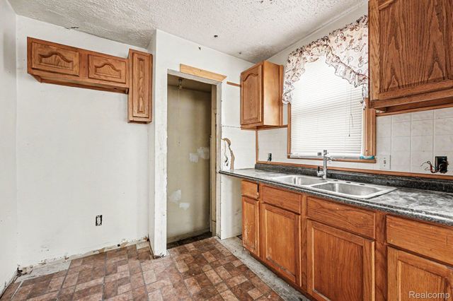 15363 Plainview Avenue, Detroit, MI 48223