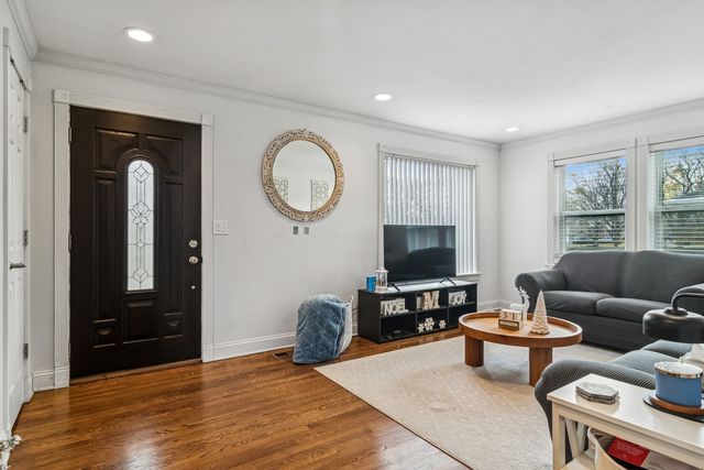 102 S ASHLAND Avenue, Palatine, IL 60074