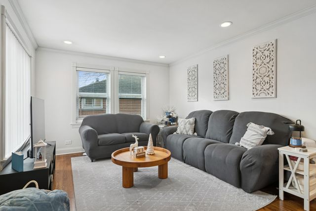 102 S ASHLAND Avenue, Palatine, IL 60074