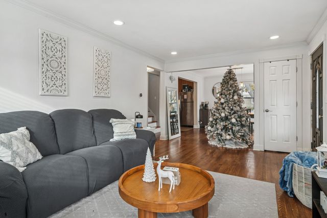 102 S ASHLAND Avenue, Palatine, IL 60074