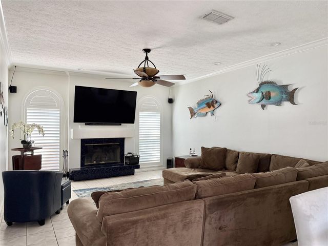 6326 N QUEENSWAY DR, Temple Terrace, FL 33617