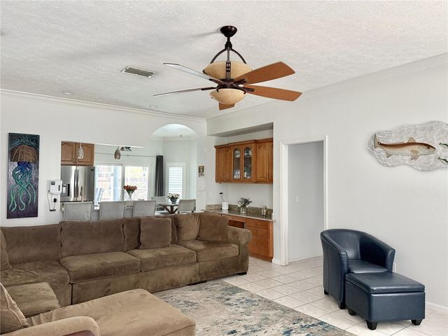 6326 N QUEENSWAY DR, Temple Terrace, FL 33617