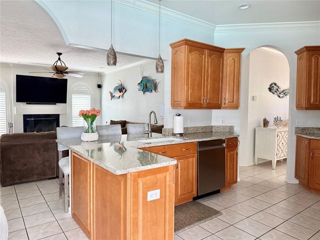 6326 N QUEENSWAY DR, Temple Terrace, FL 33617