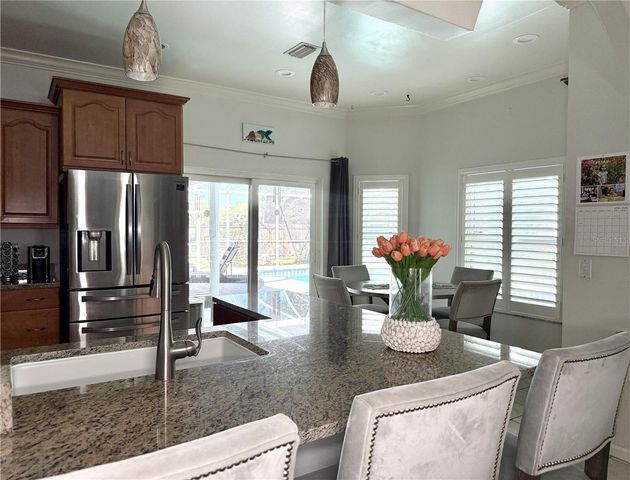 6326 N QUEENSWAY DR, Temple Terrace, FL 33617