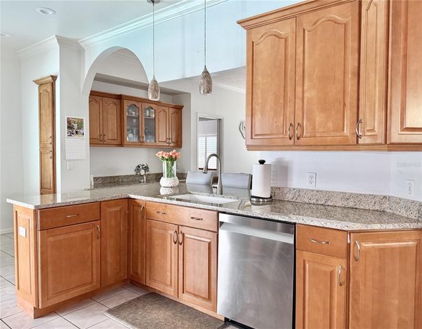 6326 N QUEENSWAY DR, Temple Terrace, FL 33617