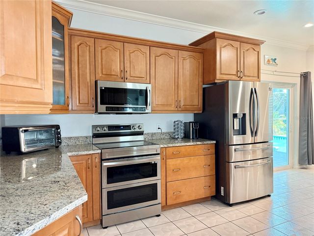 6326 N QUEENSWAY DR, Temple Terrace, FL 33617