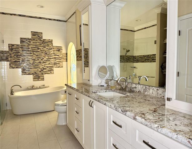 6326 N QUEENSWAY DR, Temple Terrace, FL 33617