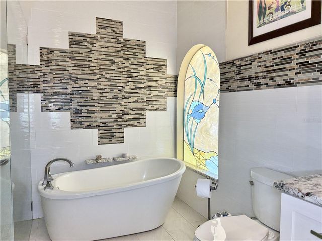 6326 N QUEENSWAY DR, Temple Terrace, FL 33617