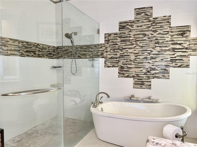 6326 N QUEENSWAY DR, Temple Terrace, FL 33617