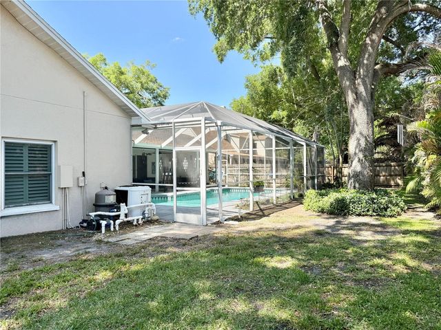 6326 N QUEENSWAY DR, Temple Terrace, FL 33617