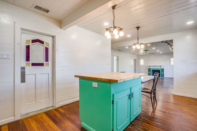 619 W Live Oak Street, Jacksboro, TX 76458