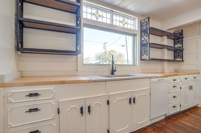 619 W Live Oak Street, Jacksboro, TX 76458