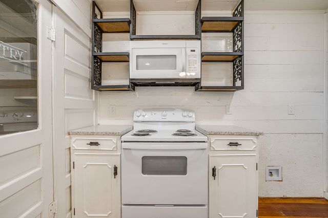 619 W Live Oak Street, Jacksboro, TX 76458