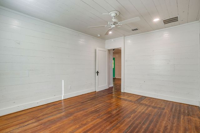 619 W Live Oak Street, Jacksboro, TX 76458