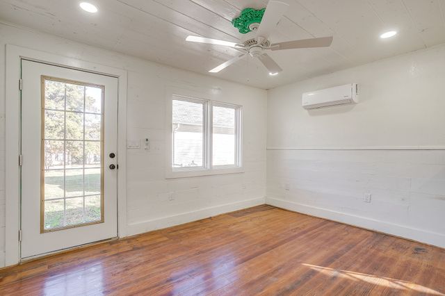 619 W Live Oak Street, Jacksboro, TX 76458