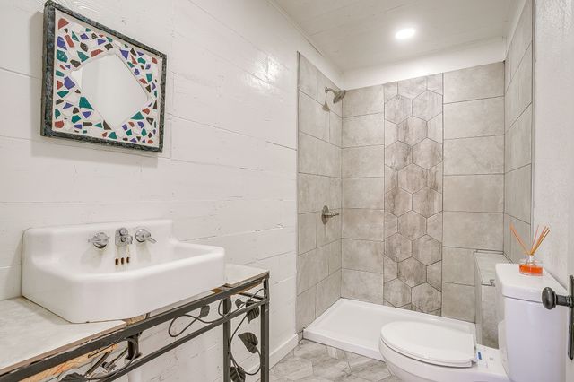 619 W Live Oak Street, Jacksboro, TX 76458