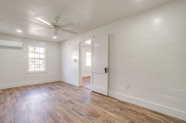 619 W Live Oak Street, Jacksboro, TX 76458