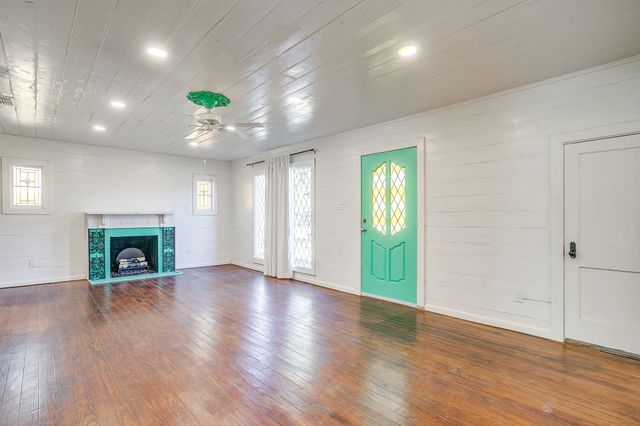 619 W Live Oak Street, Jacksboro, TX 76458