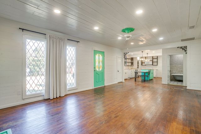 619 W Live Oak Street, Jacksboro, TX 76458