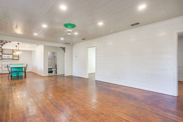 619 W Live Oak Street, Jacksboro, TX 76458