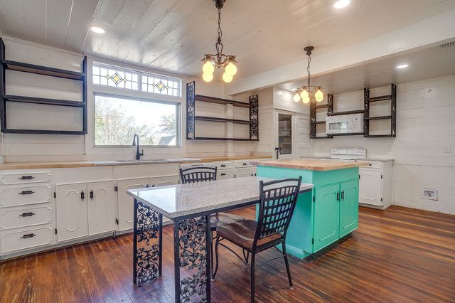 619 W Live Oak Street, Jacksboro, TX 76458