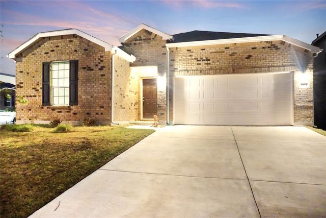 1104 Bluespire Drive, Fort Worth, TX 76131