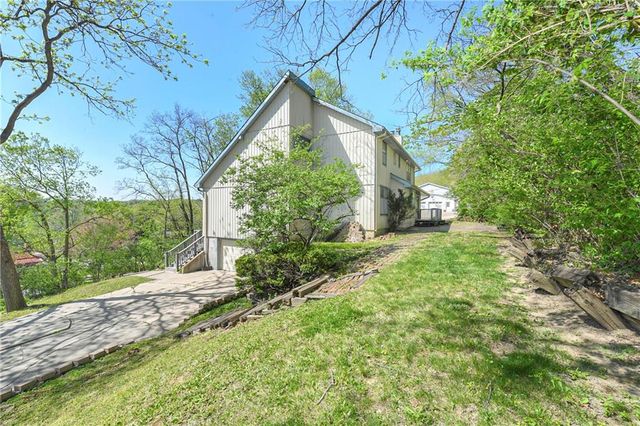 2201 Sunset Court, Leavenworth, KS 66048
