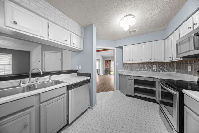 5501 Stoney Glen Drive, Mesquite, TX 75150