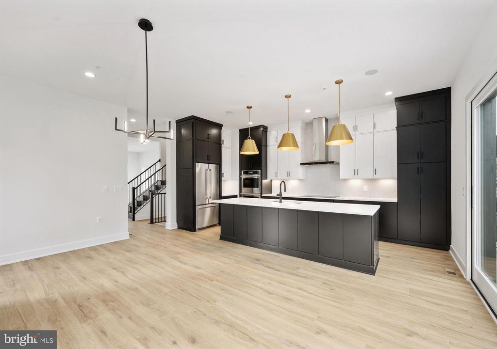 Image 4 of property listing at 8616 ERDEM PL, Chevy Chase, MD 20815