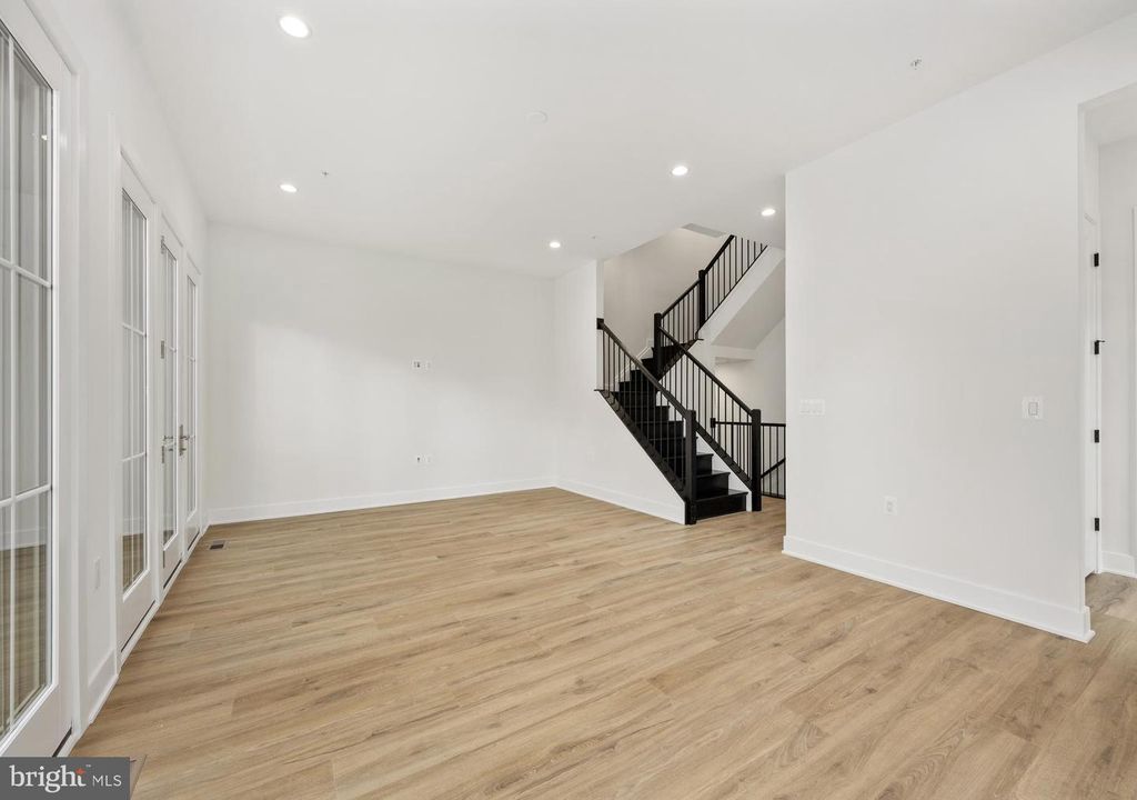 Image 8 of property listing at 8616 ERDEM PL, Chevy Chase, MD 20815