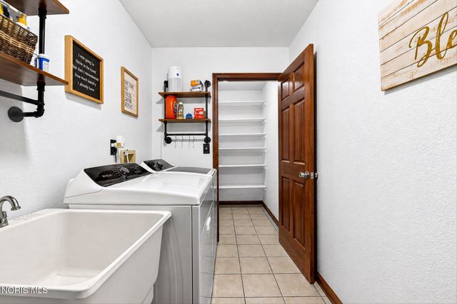 1880 Lexington Drive, Perrysburg, OH 43551