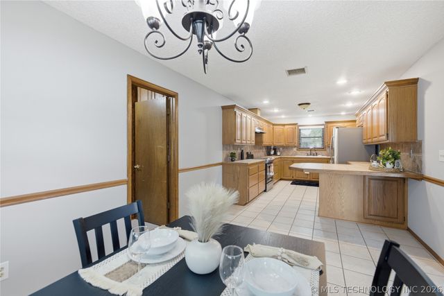 1608 S Marietta Street, Pryor, OK 74361