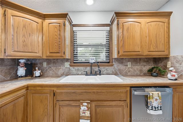 1608 S Marietta Street, Pryor, OK 74361
