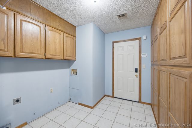 1608 S Marietta Street, Pryor, OK 74361