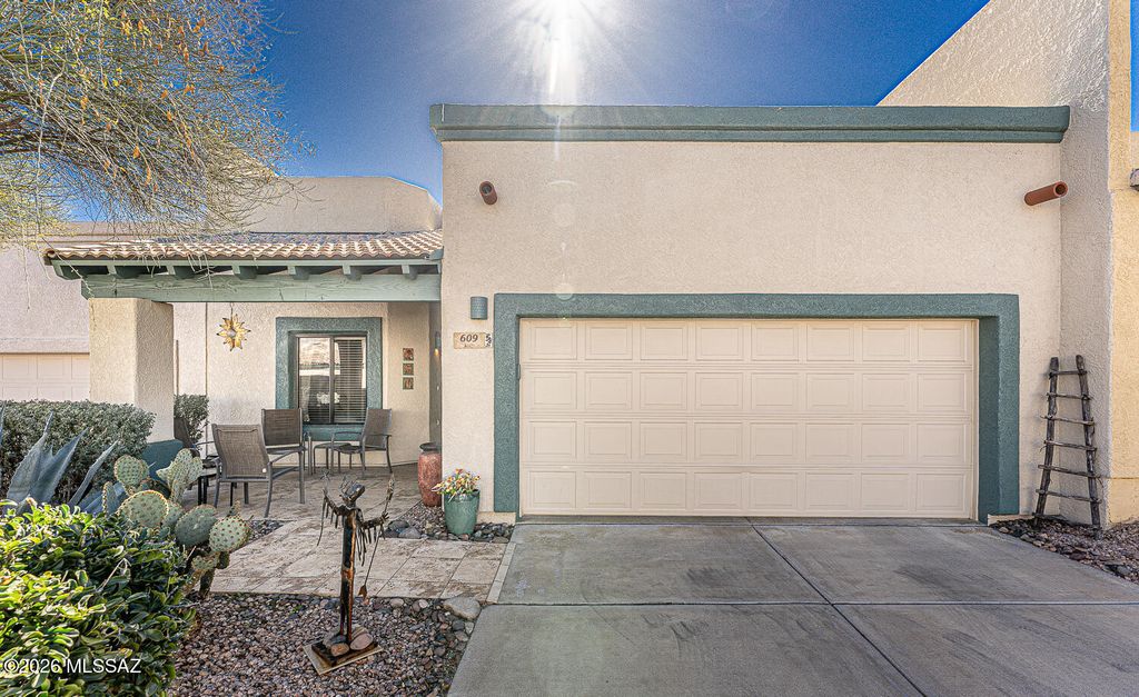 609 W Camino Del Bondadoso, Green Valley, AZ 85614