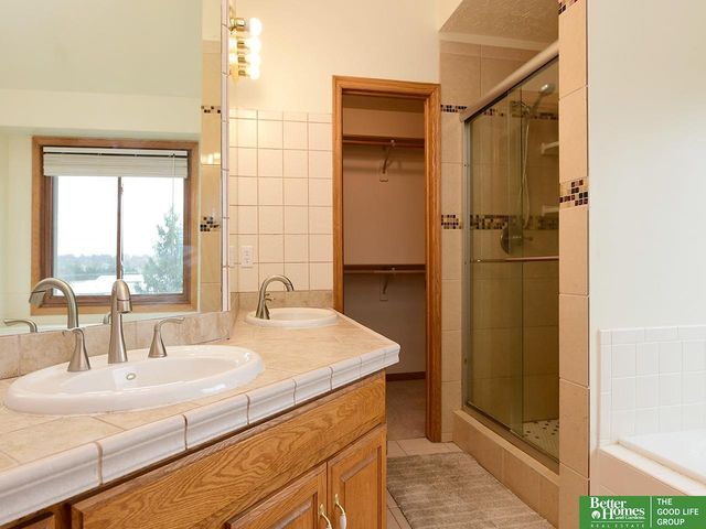 315 Pheasant Run Lane, Papillion, NE 68046