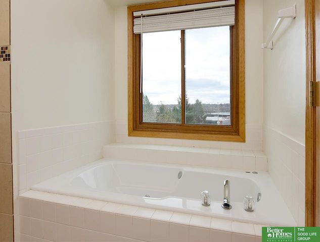 315 Pheasant Run Lane, Papillion, NE 68046