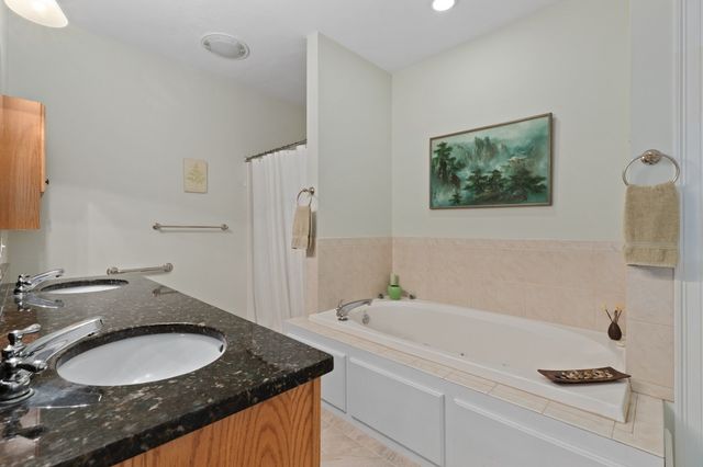 1 Pine Ridge Dr 2, Medway, MA 02053