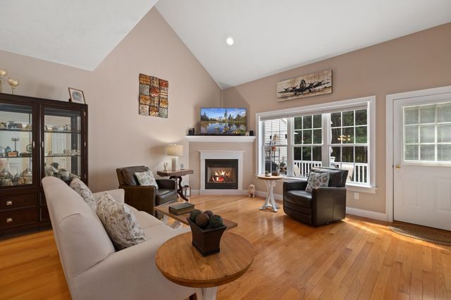 1 Pine Ridge Dr 2, Medway, MA 02053